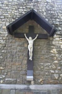 Kruisbeeld buitenzijde kerk