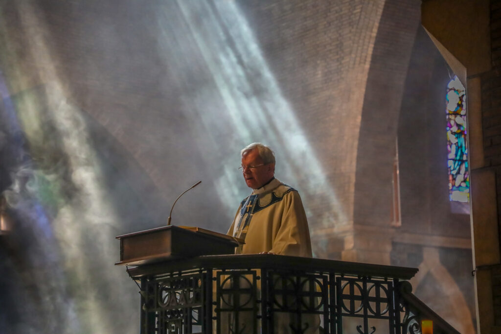 Lichtinval bij het preekgestoelte in de St. Thersersiakerk