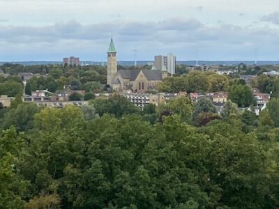 St. Theresiakerk in het landschap anno 2025